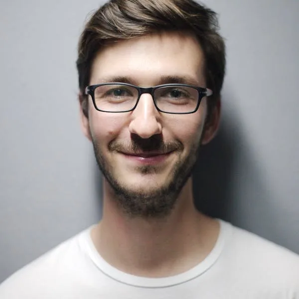 Consulente indipendente soddisfatto della soluzione digitale chiavi in mano